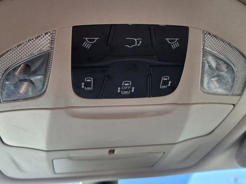 Used 2023 Chrysler Pacifica Touring-L image 30