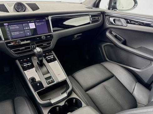 Certified 2025 Porsche Macan AWD/4WD image 27