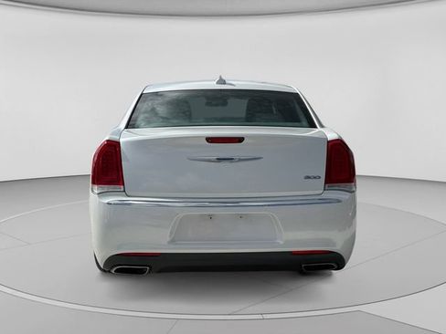 Used 2016 Chrysler 300 Limited RWD image 5