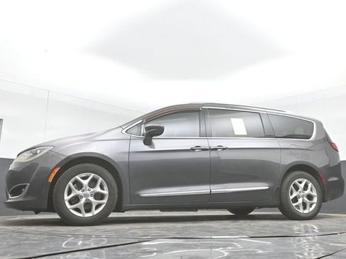Used 2017 Chrysler Pacifica Touring-L Plus w/ Tire & Wheel Group FWD image 47