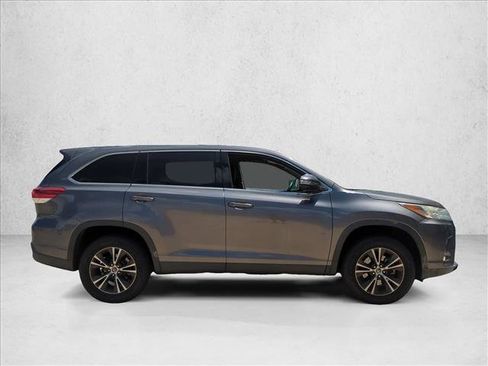 Used 2019 Toyota Highlander LE FWD image 4
