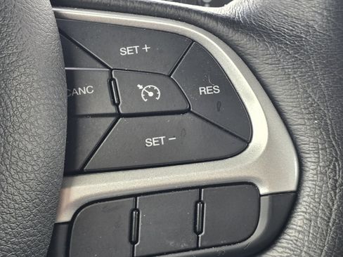 Used 2023 Jeep Renegade Latitude w/ Premium Group AWD/4WD image 30