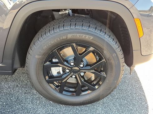 New 2025 Jeep Grand Cherokee Altitude image 8