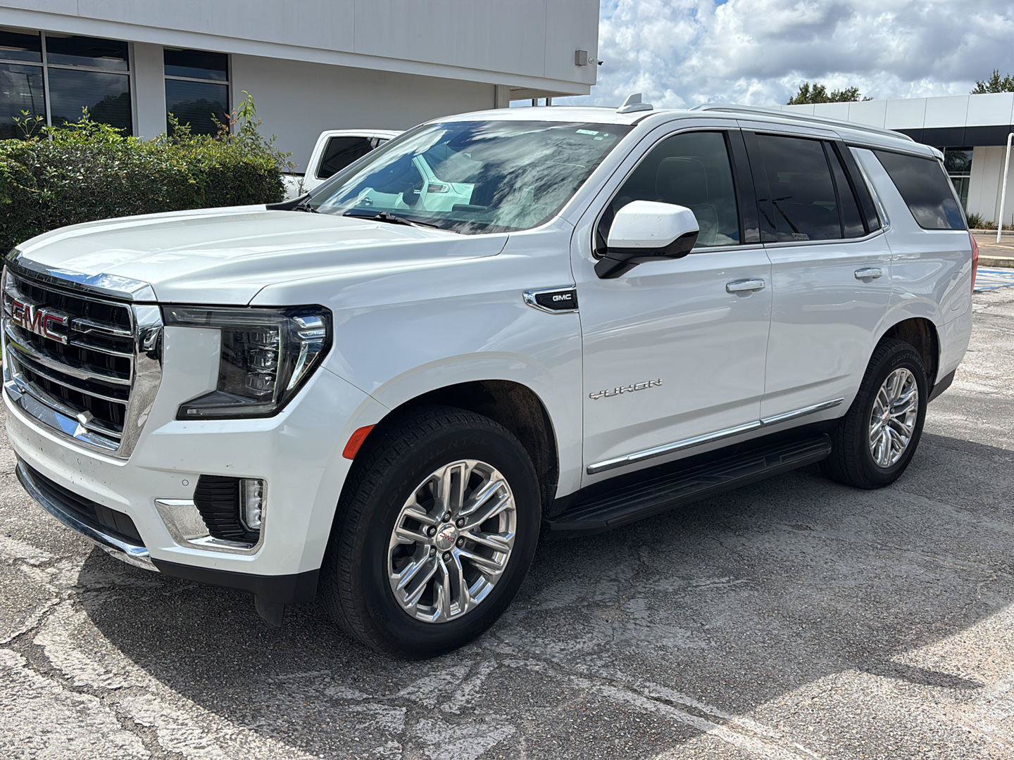 Used 2023 GMC Yukon SLT RWD image 3
