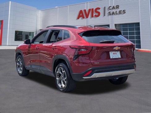 Used 2025 Chevrolet Trax LT w/ LT Convenience Package FWD image 9