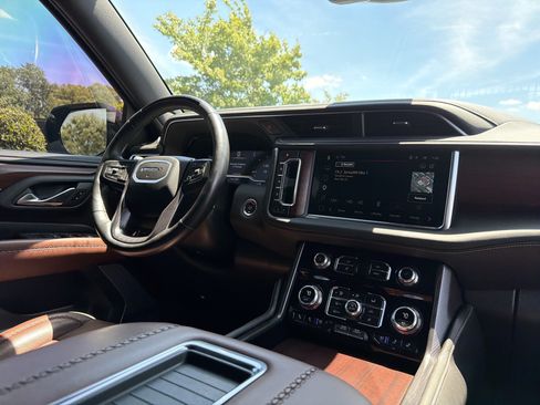 Used 2023 GMC Yukon Denali Ultimate AWD/4WD image 6