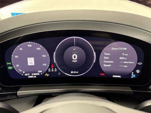 Certified 2025 Porsche Macan Turbo Electric image 38