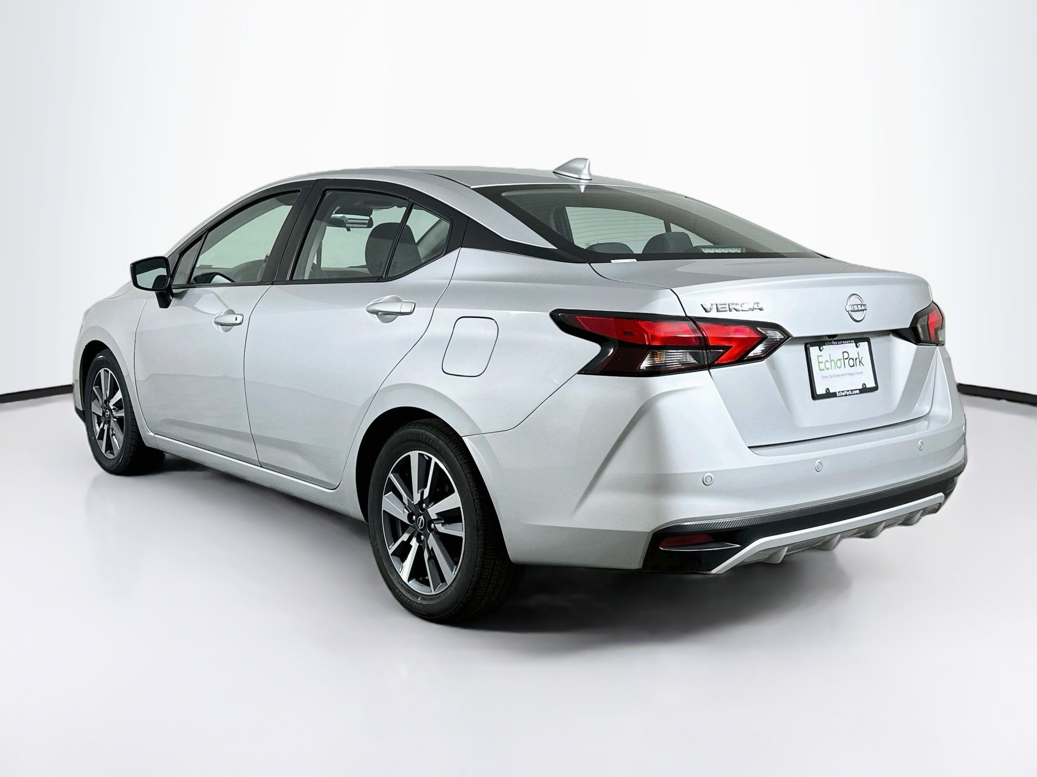 Used 2025 Nissan Versa SV FWD image 5