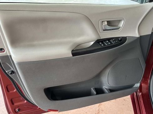 Used 2015 Toyota Sienna LE image 24
