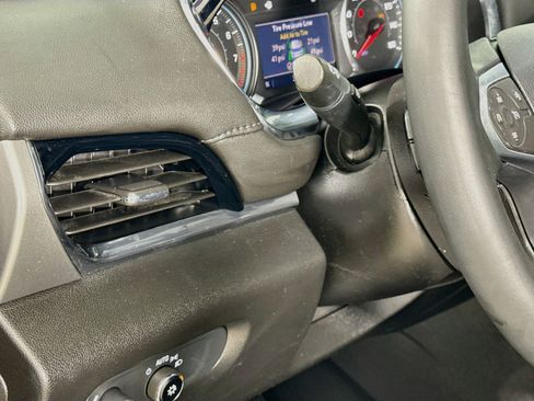 Used 2023 Chevrolet Traverse LT FWD image 12