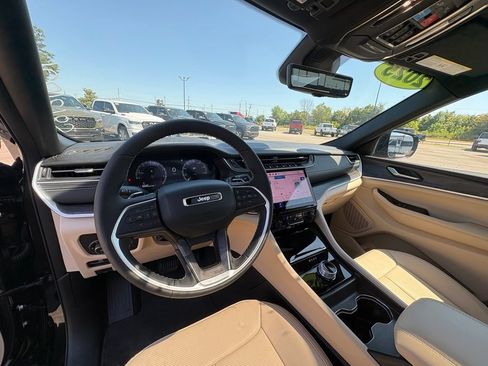Used 2025 Jeep Grand Cherokee Limited w/ Luxury Tech Group II RWD image 14