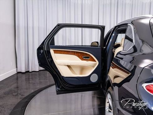 Used 2023 Bentley Bentayga Extended Wheelbase AWD/4WD image 40