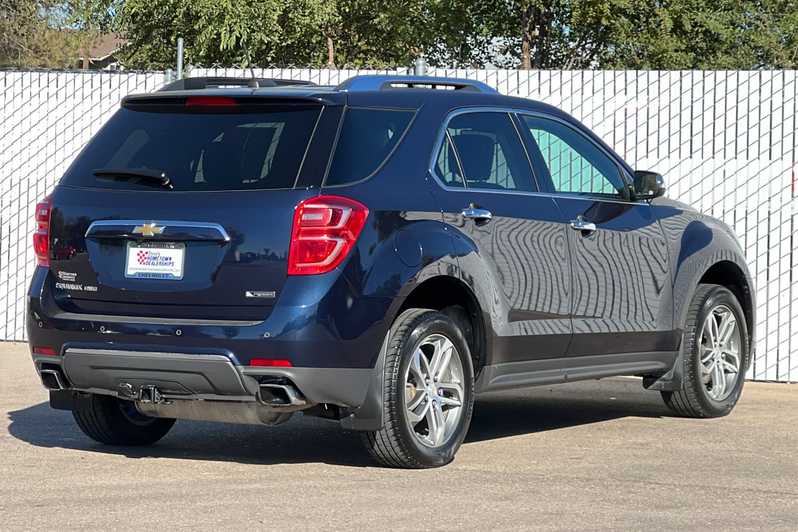 Used 2017 Chevrolet Equinox Premier w/ Enhanced Convenience Package AWD/4WD image 4