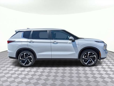 Used 2024 Mitsubishi Outlander SE AWD/4WD image 3