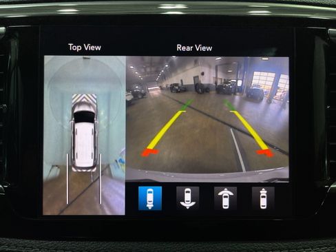 Used 2019 Chrysler Pacifica Limited w/ Tire & Wheel Group FWD image 11