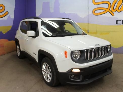 Used 2015 Jeep Renegade Latitude FWD image 2