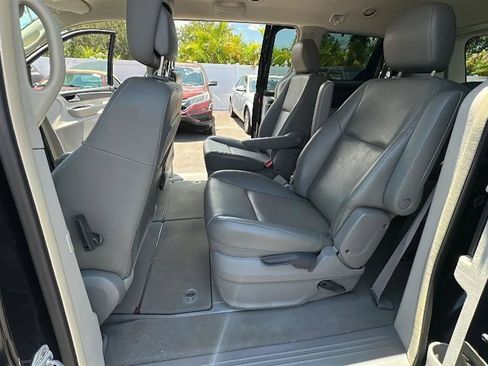 Used 2010 Volkswagen Routan SE FWD image 23