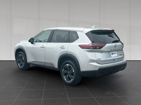 Used 2024 Nissan Rogue SV AWD/4WD image 3