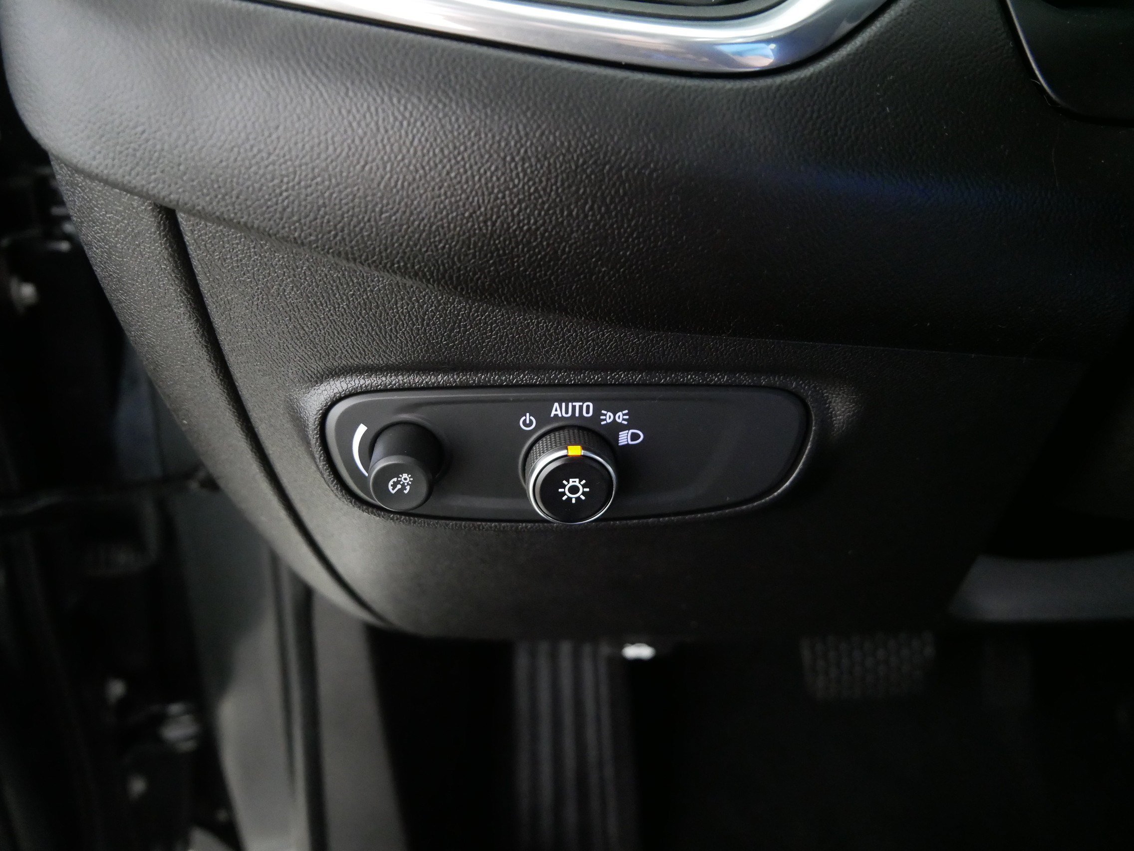 Used 2018 Chevrolet Equinox LT w/ LPO, Floor Liner Package AWD/4WD image 26