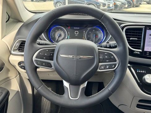 Used 2022 Chrysler Pacifica Touring-L image 15