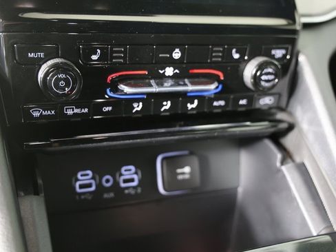 Used 2025 Jeep Grand Cherokee L Limited w/ Black Appearance Package image 19