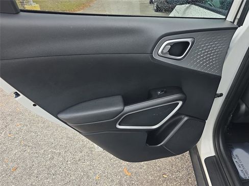 Used 2022 Kia Soul LX image 7