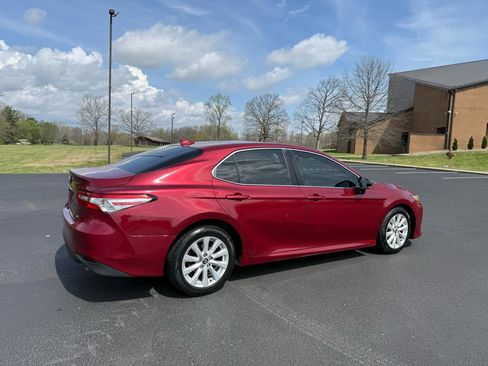 Used 2019 Toyota Camry LE image 3