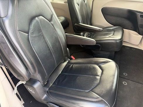 Used 2017 Chrysler Pacifica Touring-L FWD image 36