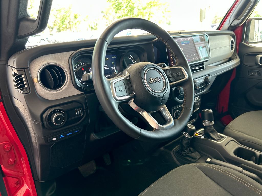 Used 2024 Jeep Wrangler Unlimited Sahara AWD/4WD image 12