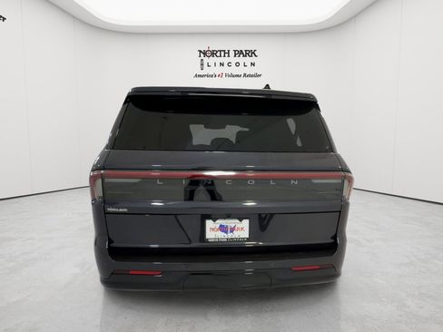 New 2026 Lincoln Navigator L Reserve AWD/4WD image 4