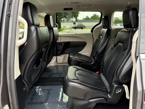 Used 2023 Chrysler Pacifica Touring-L FWD image 14