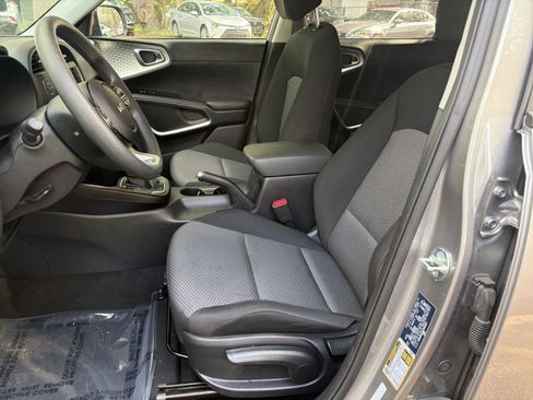 Used 2025 Kia Soul LX w/ LX Technology Package FWD image 24
