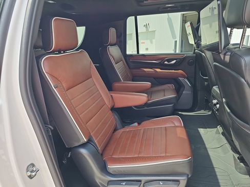 Used 2023 GMC Yukon XL Denali Ultimate w/ LPO, Floor Liner Package AWD/4WD image 28
