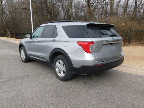 Used 2023 Ford Explorer XLT image 3