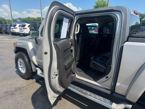 Used 2009 HUMMER H3T Luxury image 12