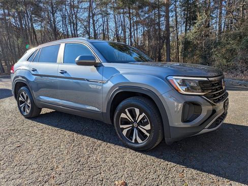 Used 2024 Volkswagen Atlas Cross Sport SE image 2