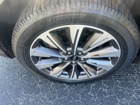 Used 2021 Lincoln Corsair Reserve w/ Equipment Group 201A FWD image 11