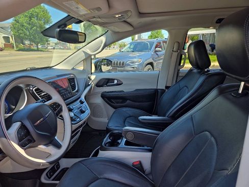 Used 2020 Chrysler Pacifica Limited FWD image 9