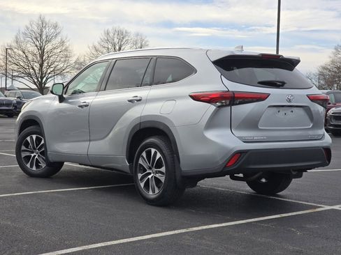 Used 2021 Toyota Highlander XLE image 17