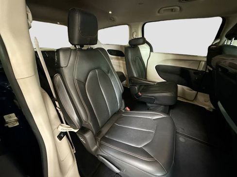Used 2019 Chrysler Pacifica Touring-L Plus w/ Advanced Safetytec Group image 28