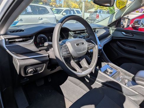 Used 2024 Jeep Grand Cherokee L Laredo image 11