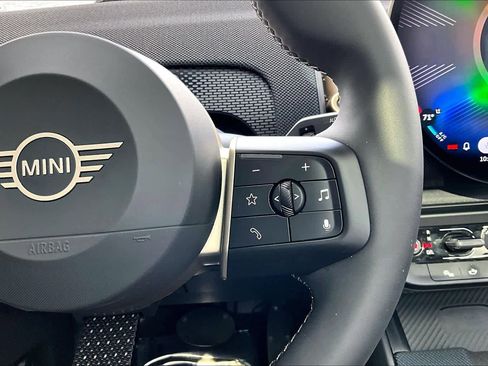 Used 2025 MINI Cooper Countryman S w/ Comfort Package Max image 17