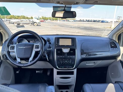 Used 2015 Chrysler Town & Country Touring w/ Driver Convenience Group image 19