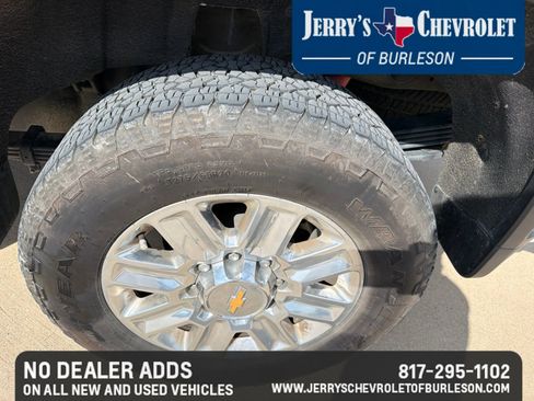 Used 2024 Chevrolet Silverado 2500 High Country w/ Technology Package AWD/4WD image 9