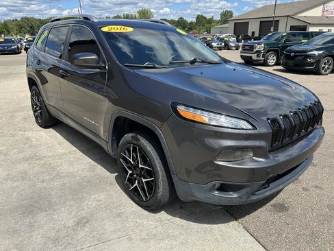 Used 2016 Jeep Cherokee Latitude w/ Cold Weather Group AWD/4WD image 3