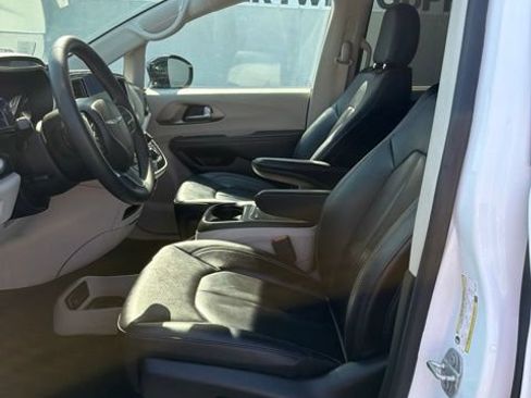 Used 2024 Chrysler Pacifica Touring-L FWD image 18