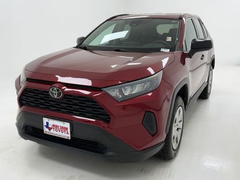 Used 2020 Toyota RAV4 LE FWD image 4