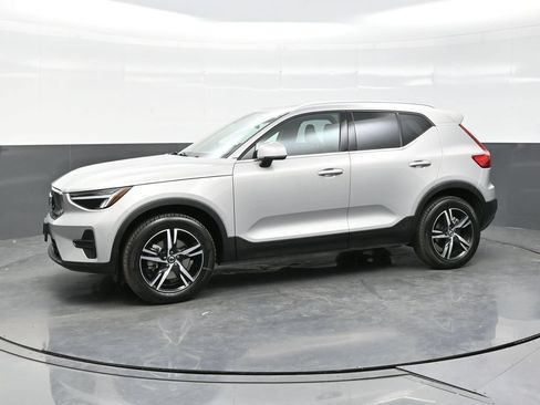 Used 2025 Volvo XC40 B5 Core AWD/4WD image 3