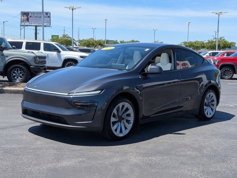 Used 2026 Tesla Model Y 2WD image 4