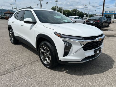 Used 2026 Chevrolet Trax LT w/ Driver Confidence Package FWD image 2